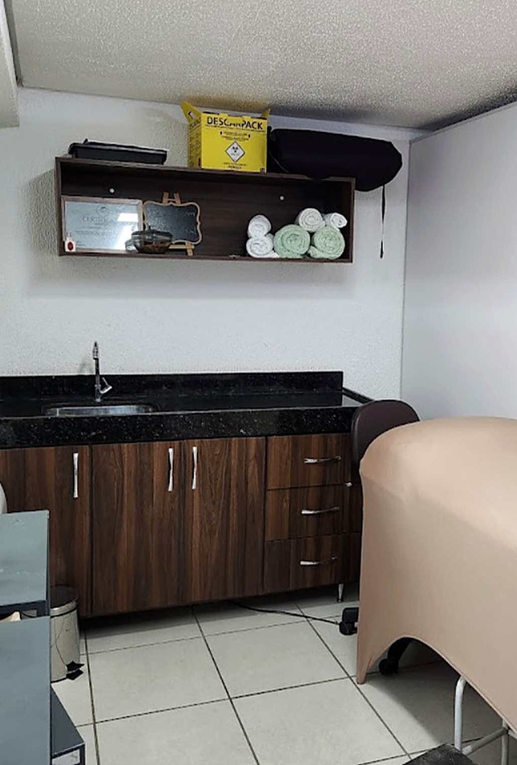 Sala de atendimento e maca do studio